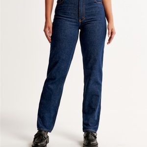 Curve Love Ultra High Rise 90s
Straight Jean